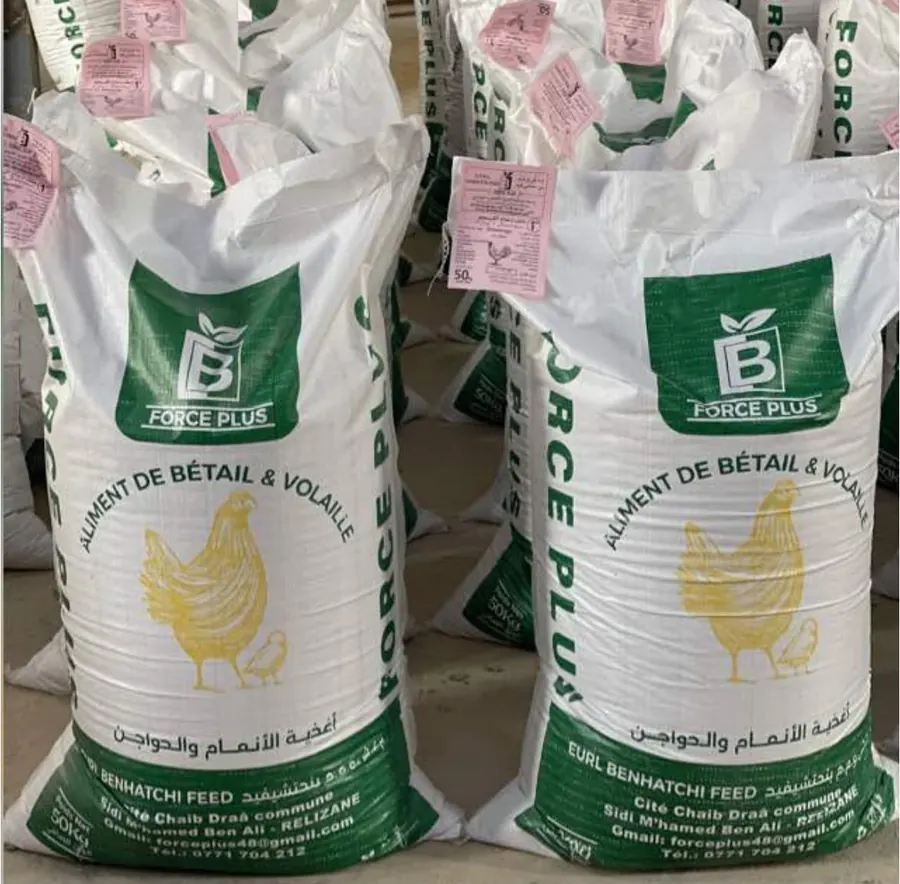 Sacs Benhatchi Feed verts empilés, prêts à partir