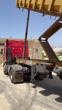 Camion benne sur le site de production